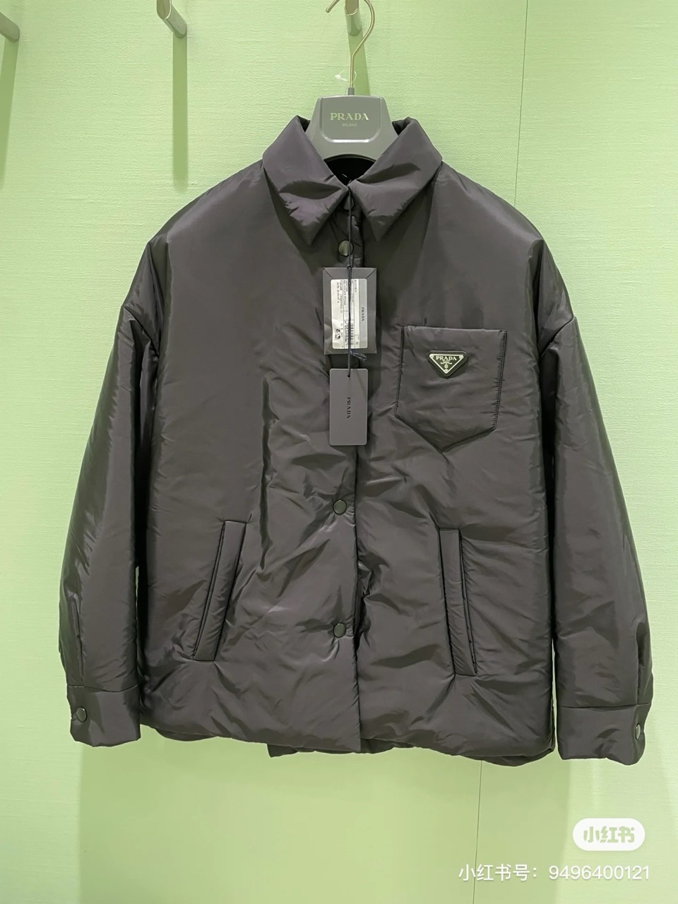 
Prada/普拉、衬衣风格尼龙面料棉服轻质Re-Nylon外套。
混搭理念贯穿于Prada的设计，趣味