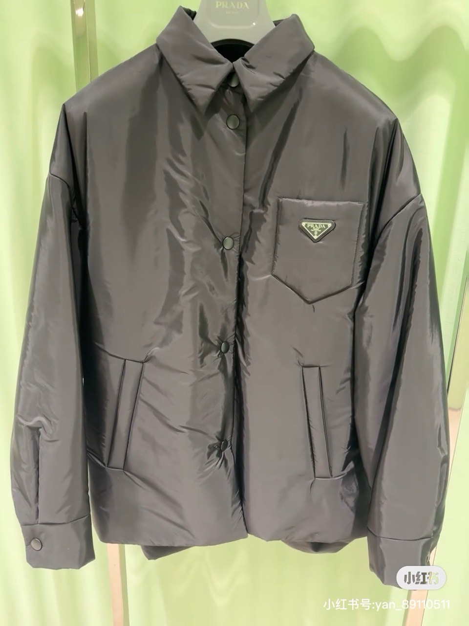 
Prada/普拉、衬衣风格尼龙面料棉服轻质Re-Nylon外套。
混搭理念贯穿于Prada的设计，趣味