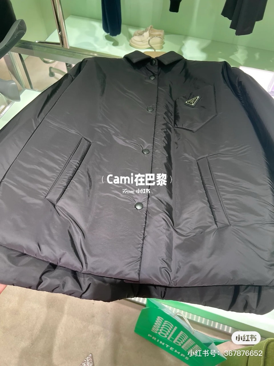 
Prada/普拉、衬衣风格尼龙面料棉服轻质Re-Nylon外套。
混搭理念贯穿于Prada的设计，趣味