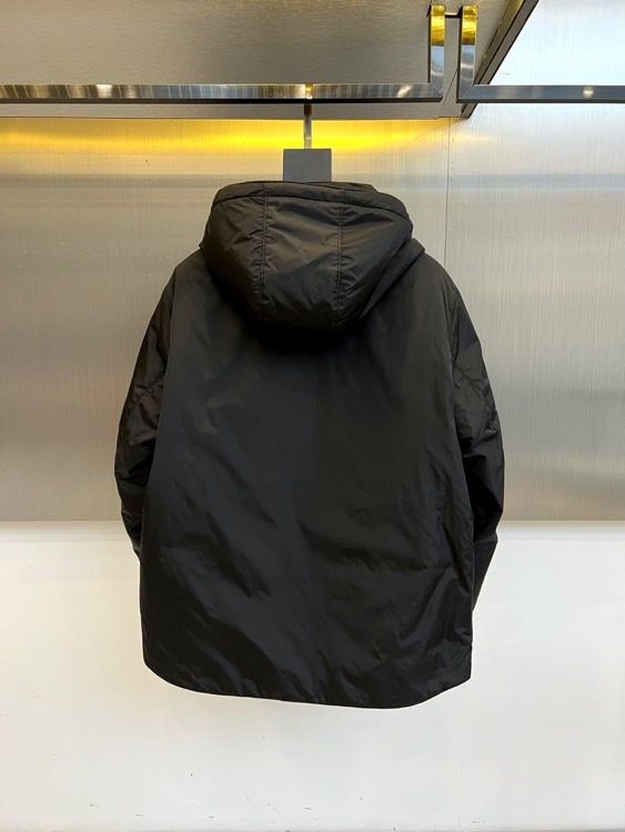 
Prada/普拉（鹅绒/配皮牛皮）、兜帽再生尼龙男士连帽Re-Nylon羽绒夹克外套  经典百搭连帽款