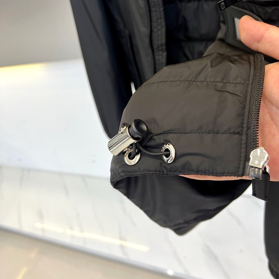 
Prada/普拉（鹅绒/配皮牛皮）、兜帽再生尼龙男士连帽Re-Nylon羽绒夹克外套  经典百搭连帽款