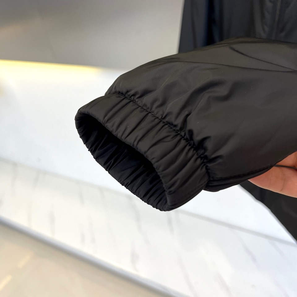 
Prada/普拉（鹅绒/配皮牛皮）、兜帽再生尼龙男士连帽Re-Nylon羽绒夹克外套  经典百搭连帽款