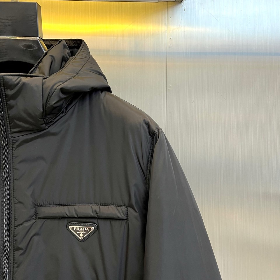 
Prada/普拉（鹅绒/配皮牛皮）、兜帽再生尼龙男士连帽Re-Nylon羽绒夹克外套  经典百搭连帽款
