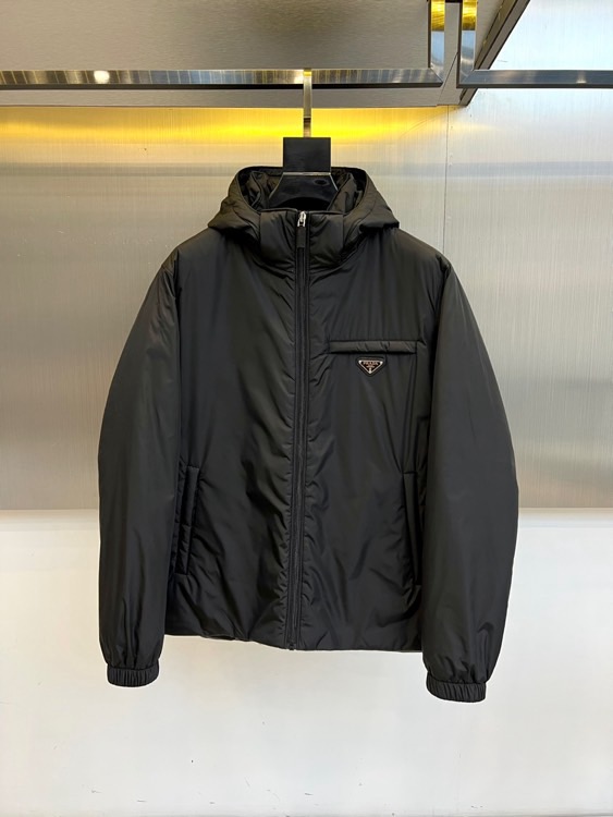 
Prada/普拉（鹅绒/配皮牛皮）、兜帽再生尼龙男士连帽Re-Nylon羽绒夹克外套  经典百搭连帽款