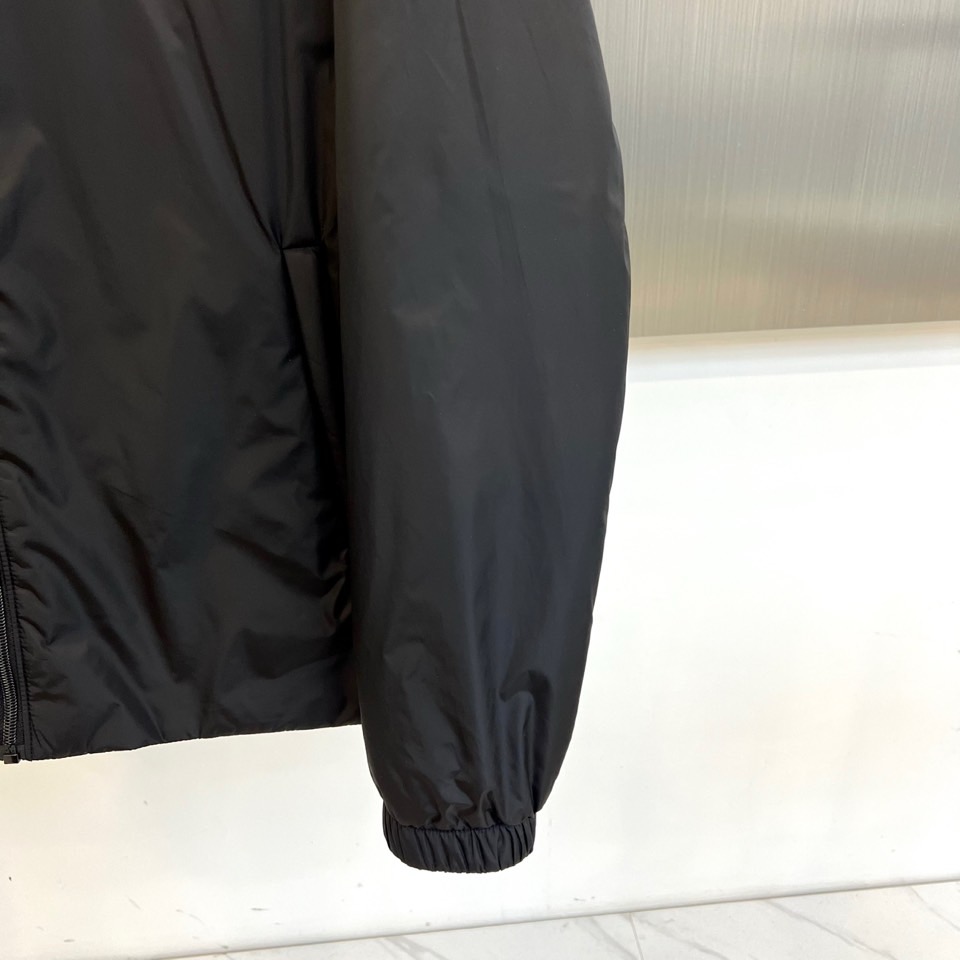 
Prada/普拉（鹅绒/配皮牛皮）、兜帽再生尼龙男士连帽Re-Nylon羽绒夹克外套  经典百搭连帽款