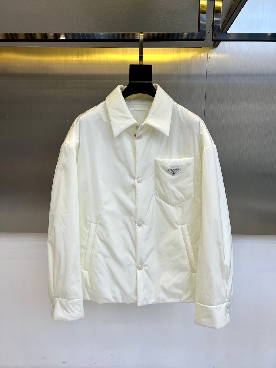 
Prada/普拉、衬衣风格尼龙面料棉服轻质Re-Nylon外套。
混搭理念贯穿于Prada的设计，趣味