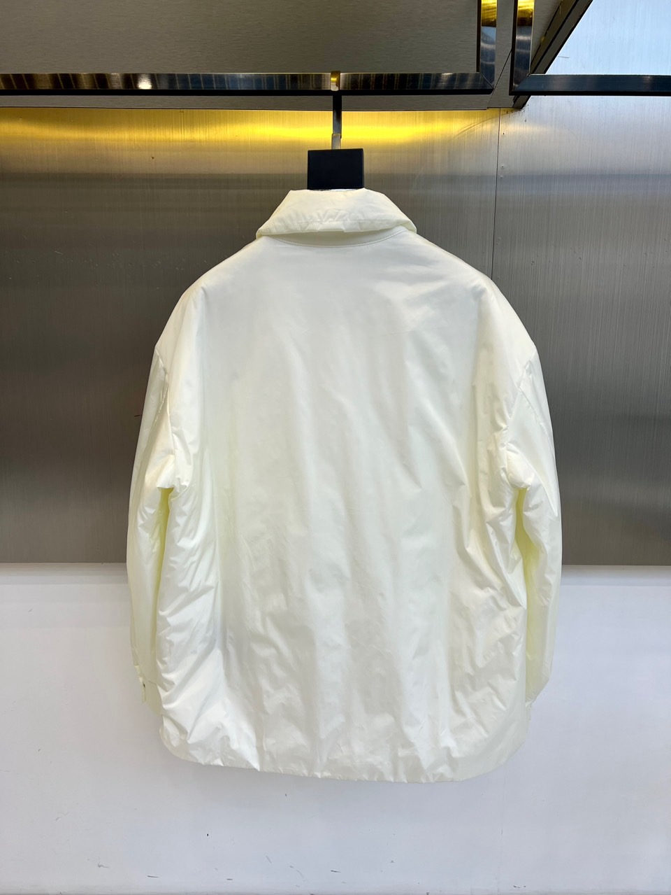 
Prada/普拉、衬衣风格尼龙面料棉服轻质Re-Nylon外套。
混搭理念贯穿于Prada的设计，趣味