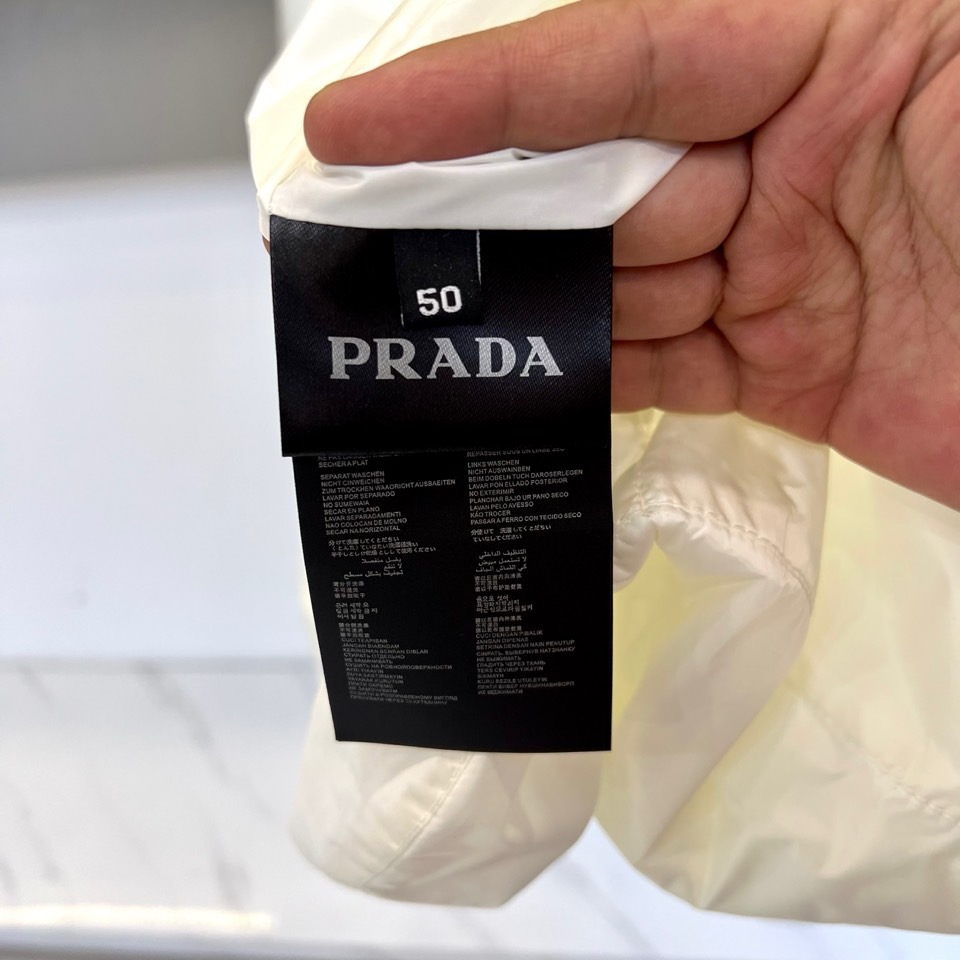
Prada/普拉、衬衣风格尼龙面料棉服轻质Re-Nylon外套。
混搭理念贯穿于Prada的设计，趣味