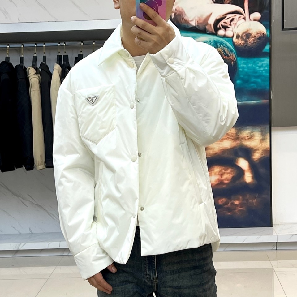 
Prada/普拉、衬衣风格尼龙面料棉服轻质Re-Nylon外套。
混搭理念贯穿于Prada的设计，趣味