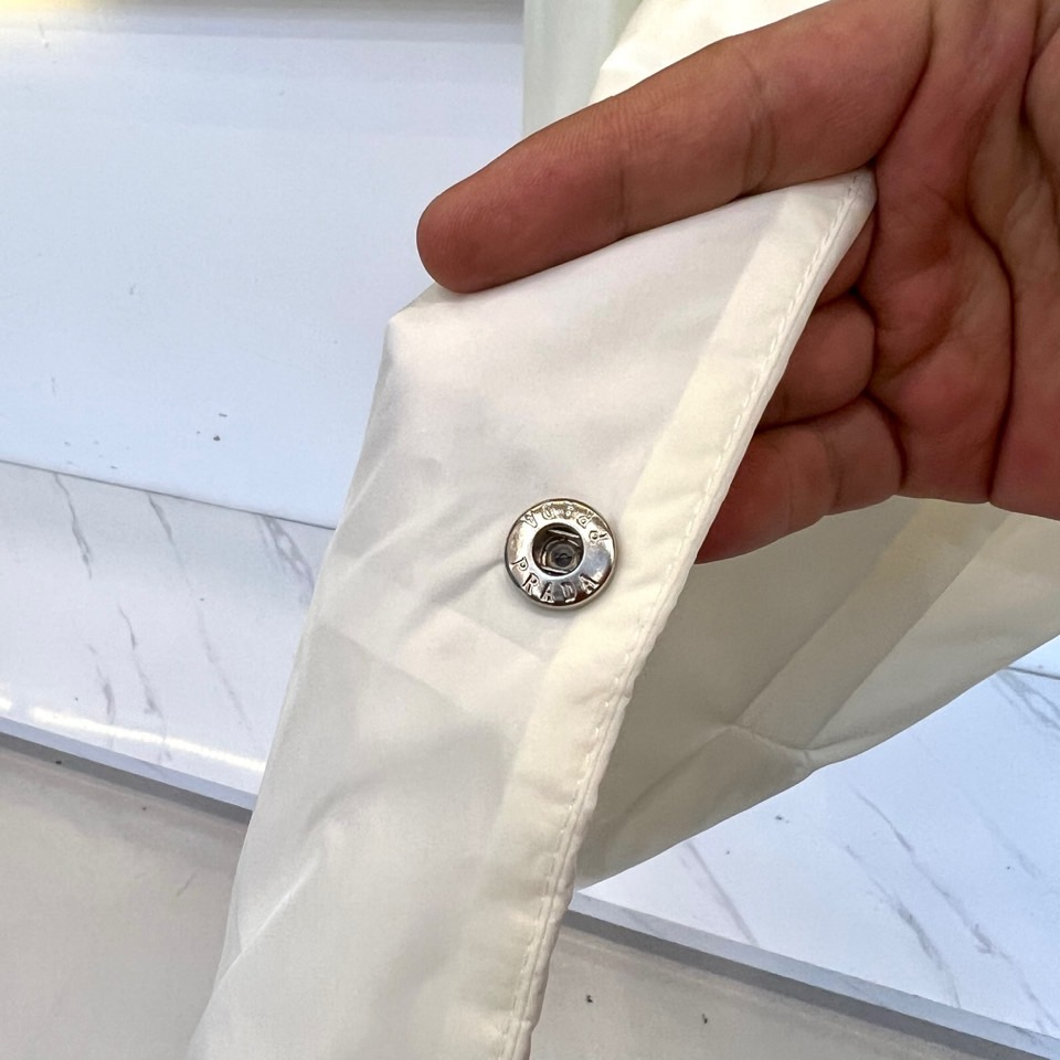 
Prada/普拉、衬衣风格尼龙面料棉服轻质Re-Nylon外套。
混搭理念贯穿于Prada的设计，趣味