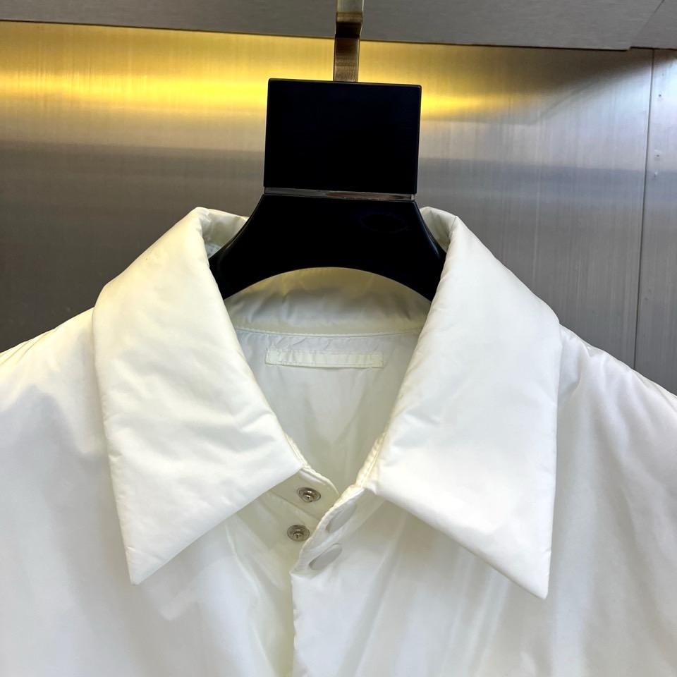 
Prada/普拉、衬衣风格尼龙面料棉服轻质Re-Nylon外套。
混搭理念贯穿于Prada的设计，趣味