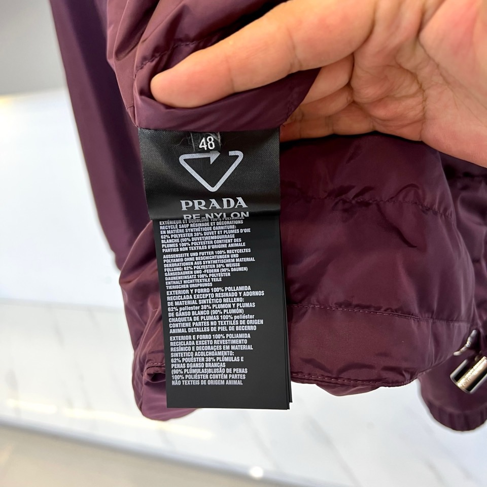 
Prada/普拉（鹅绒/配皮牛皮）、兜帽再生尼龙男士连帽Re-Nylon羽绒夹克外套  经典百搭连帽款