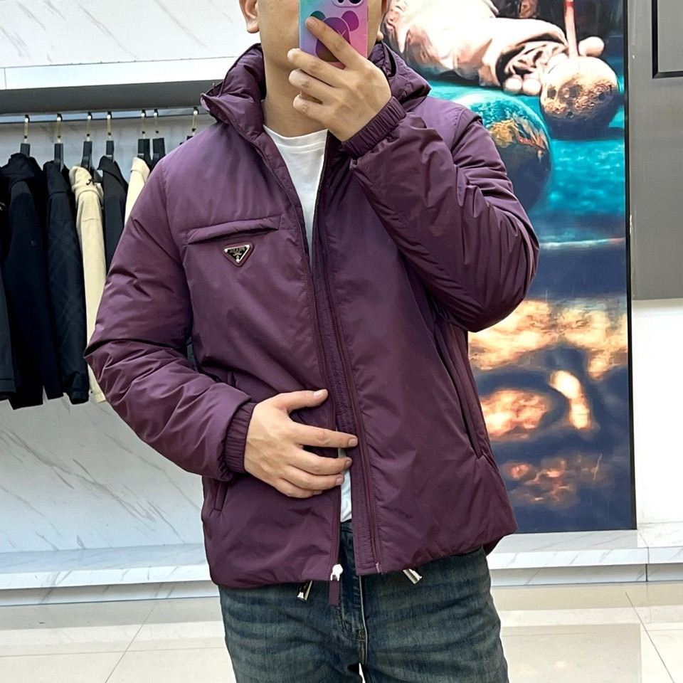 
Prada/普拉（鹅绒/配皮牛皮）、兜帽再生尼龙男士连帽Re-Nylon羽绒夹克外套  经典百搭连帽款