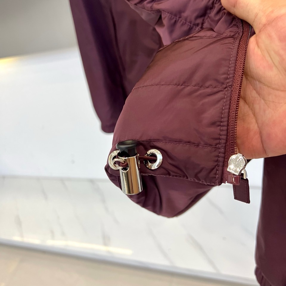 
Prada/普拉（鹅绒/配皮牛皮）、兜帽再生尼龙男士连帽Re-Nylon羽绒夹克外套  经典百搭连帽款