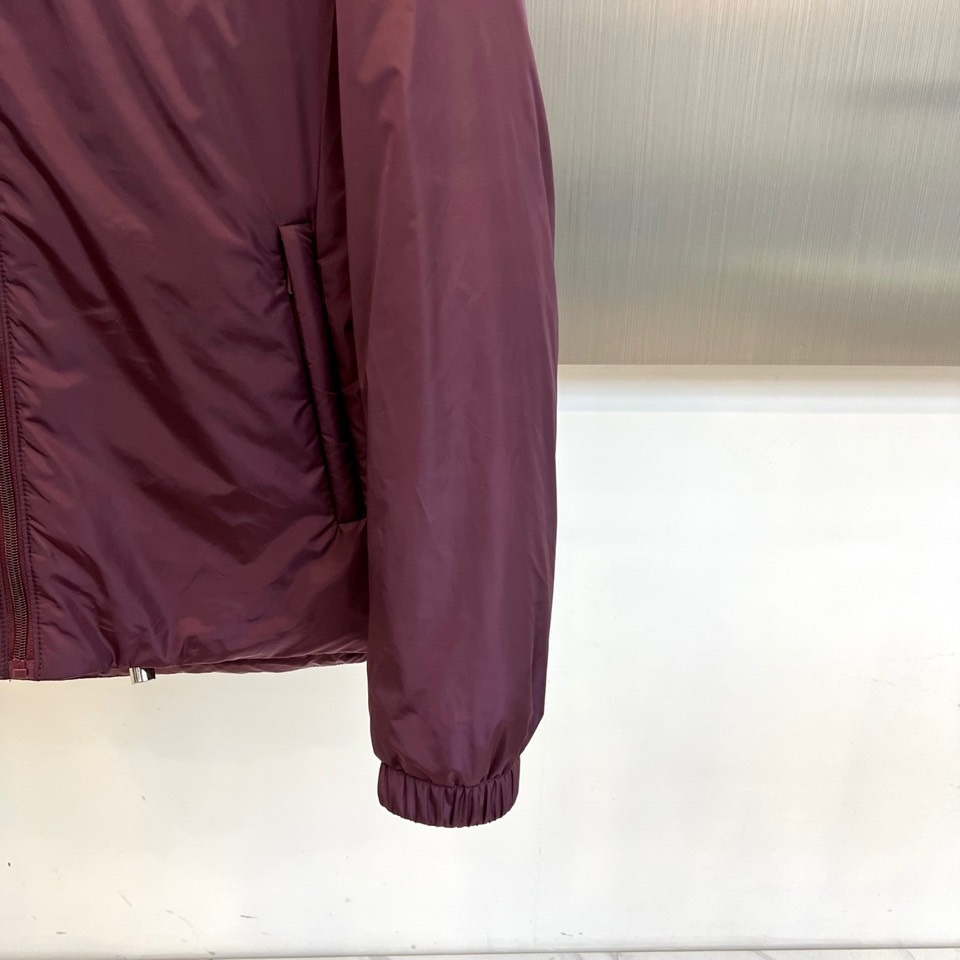 
Prada/普拉（鹅绒/配皮牛皮）、兜帽再生尼龙男士连帽Re-Nylon羽绒夹克外套  经典百搭连帽款