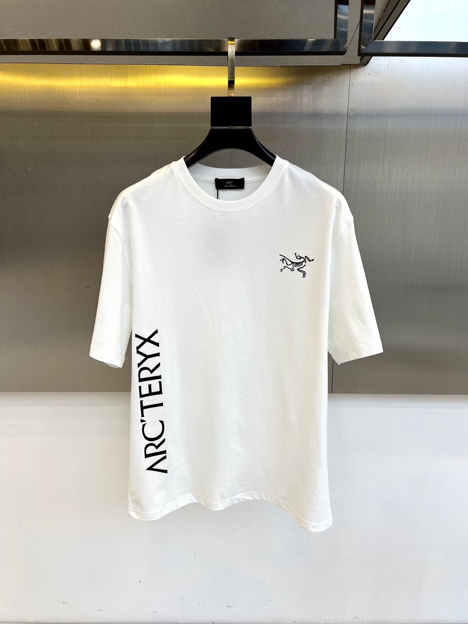 NO:512231,Archaeopteryx, 2025 spring and summer men's new round neck short-sleeved T-shirt. Imported fixed-woven fabric is pure cotton, the fabric feels silky and soft, breathable and skin-friendly, and it is extremely comfortable to wear, and the overall texture is quite high!  The iconic logo on the body and chest is complete with three standards and carefully crafted. It is simple, fashionable and classic, and it is eye-catching, with great recognition and class!  The regular casual style cutting design makes it easy to make you look slim and taller!  48-56 (model 173, 143 catties upper body 50 sizes), arc'teryx, T-shirt, tees, t-shirt, alexander wang19860909始祖鸟、2025春夏男士新款圆领短袖T恤.进口定织面料纯棉、面料手感丝滑柔软,透气亲肤性极佳,着身无比的舒适,整体质感相当之高！衣身胸前标志性Logo,三标齐全、重工艺精心打造,简约时尚经典让人眼前一亮,极具辨识度与档次感！常规的休闲版型裁剪设计,轻松凹出显瘦显高身型！48-56（模特173,143斤上身50码）,arc'teryx,T-shirt,tees，t-shirt,alexander wang,Men's clothing