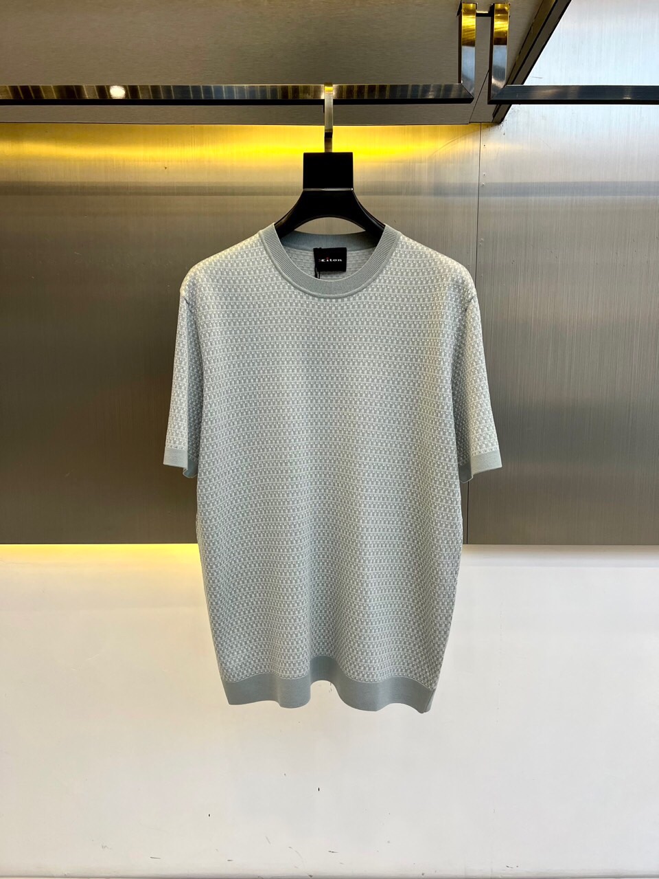 NO:512236,Kiton 2025 spring and summer new men's spliced ​​round neck pullover short-sleeved sweater slim casual T-shirt top. It is selected to provide 67 cotton 23 polyester fiber 6 mulberry silk 4 spandex blend. After special washing process, the touch is soft and the texture is greatly improved, and the upper body is comfortable and breathable. The horizontal knitting process is used, with complex production, delicate patterns and rich colors, giving the fabric superior breathability, a firm texture and full drooping feeling. The upper body effect is handsome and stylish, and the brand's unique personality is simple. The body is cleverly lengthened, making the wearer look taller and stylish. The body is cut appropriately, neither too tight nor loose, perfectly fits the body lines, showing the balance of elegance and casualness. 48-56 (model 173, 143 catties upper body 50 sizes), T-shirt,tees, t-shirt,alexander  wang19860909Kiton 2025春夏新款男士拼接圆领套头短袖针织衫修身休闲T恤上衣.甄选客供67棉23聚酯纤维6桑蚕丝4氨纶混纺而成,经过特殊浇洗工艺处理,手感柔软且质感大幅提升,上身舒适透气.采用横机针织工艺,制作复杂,花纹细腻,色彩丰富,赋予面料优越的透气性、挺括的质地和十足的垂感,上身效果帅气有型,简约中透出品牌独有的个性.巧妙拉长身形比例,令穿着者更显高挑有型.衣身裁剪得体,既不过分紧绷,也不显得松垮,完美贴合身形线条,展现优雅与随性的平衡.48-56（模特173,143斤上身50码）,,T-shirt,tees，t-shirt,alexander wang,Men's clothing