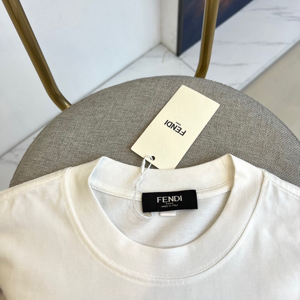 芬迪、2025夏季男士圆领时尚立体字母休闲欧棉短袖T恤，甄选客供进口100%纯棉材质制成，领口高密罗纹拼
