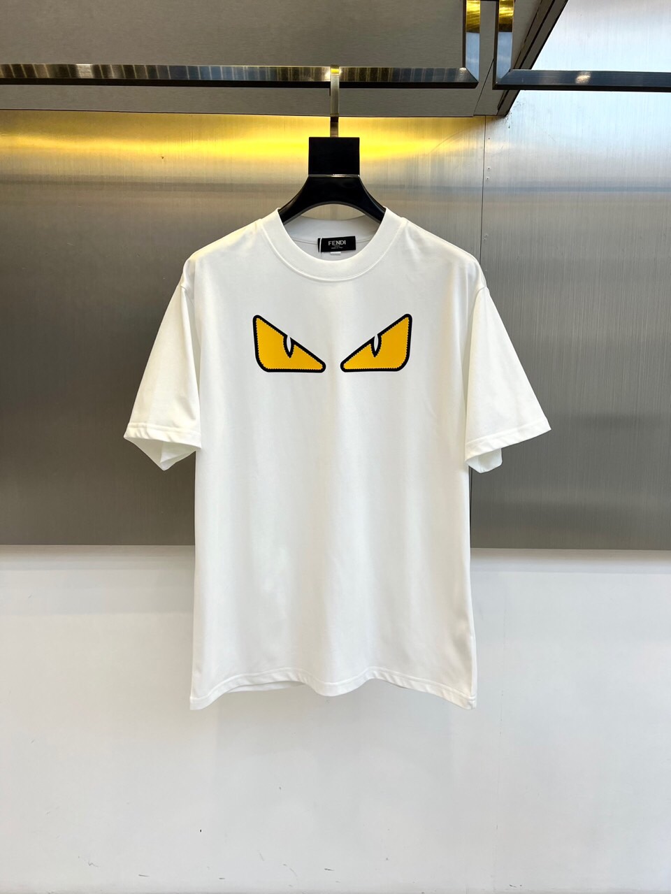 NO:512241,Fendi, 2025 summer men's round neck, fashionable three-dimensional letter casual European cotton short-sleeved T-shirt, selected customers to use imported pure cotton material, high-density rib splicing on the neck, and the same cylinder is dyed to ensure no color difference. The whole T-shirt fabric is comfortable and skin-friendly, absolutely beyond your imagination, the upper body is refreshing, breathable and not stuffy, and the quality is absolutely invincible. The logo is made of imported environmentally friendly paste and multi-layer printing technology. The color texture and uniformity of the pattern are perfect and cannot be picked, which is quite fashionable and brand recognition!  The exquisite basic style cutting makes the upper body more upright and stylish!  48-58 (model 173, 143 catties upper body 50 sizes), fendi, T-shirt, tees, t-shirt, alexander wang19860909芬迪、2025夏季男士圆领时尚立体字母休闲欧棉短袖T恤,甄选客供进口纯棉材质制成,领口高密罗纹拼接,同缸定染保证无色差,整件T恤面料舒适亲肤程度绝对超乎你的想象,上身清爽透气不闷热,品相绝对堪称无敌.Logo采用进口环保浆料及多层印刷工艺打造,图案的色泽质感与均匀程度均完美到无法去挑剔,相当具有时髦感与品牌辨识度！精湛无比的基础版型裁剪,使得上身更加立挺有型！48-58（模特173,143斤上身50码）,,fendi,T-shirt,tees，t-shirt,alexander wang,Men's clothing