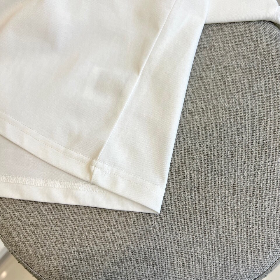 芬迪、2025夏季男士圆领时尚立体字母休闲欧棉短袖T恤，甄选客供进口100%纯棉材质制成，领口高密罗纹拼