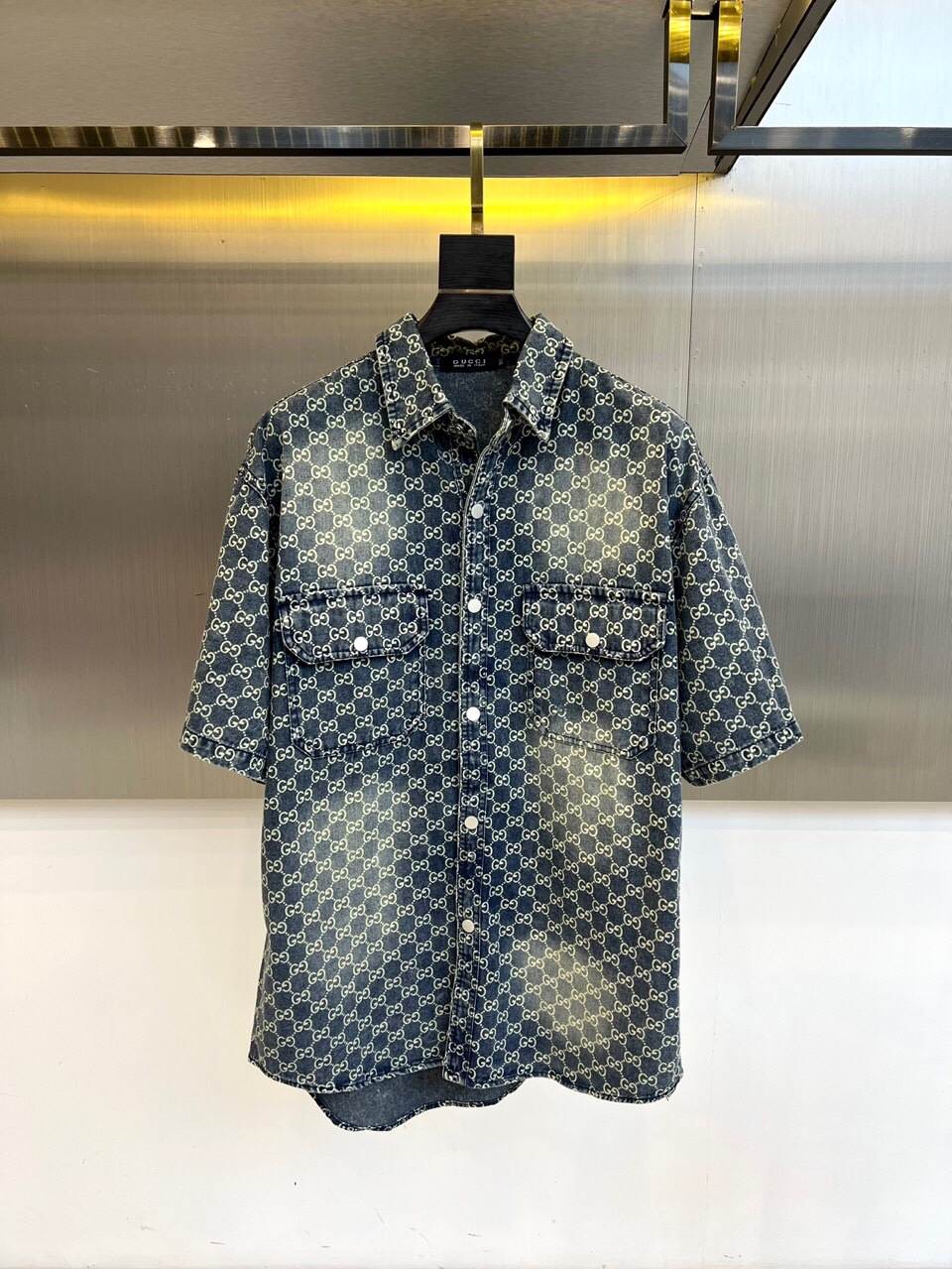 NO:512246,Gucci2025, summer denim short-sleeved lapel jacket, custom washed denim fabric, excellent style, white short-sleeved T-shirt inside, very capable, in the monotonous summer, gives you a different outfit experience, size 48-56 (model 173-140 catties upper body 50 sizes),,gucci,jackets & coats,T-shirt,tees,t-shirt,alexander wang19860909Gucci2025、夏季牛仔短袖翻领外套、定制洗水牛仔面料、绝佳版型、内搭白色短袖T恤、非常的干练、在单调的夏季、给到您不一样的穿搭体验、尺码48-56（模特173-140斤上身50码）,,gucci,jackets & coats,T-shirt,tees，t-shirt,alexander wang,Men's clothing