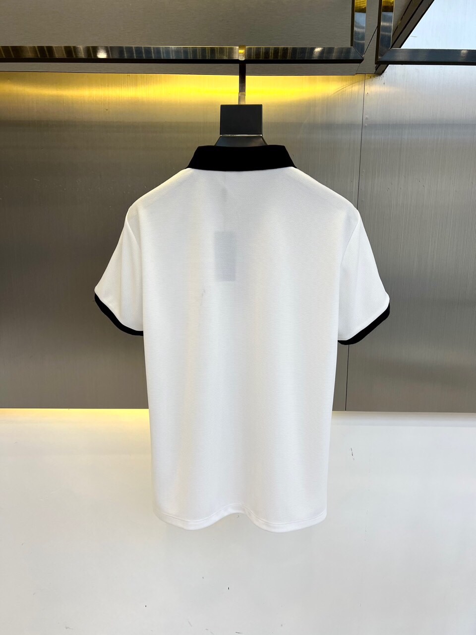 普拉达、2025春夏新款男士翻领套头短袖针织衫修身休闲T恤。定制面料、透气舒爽、经过特殊浇洗工艺处理，手