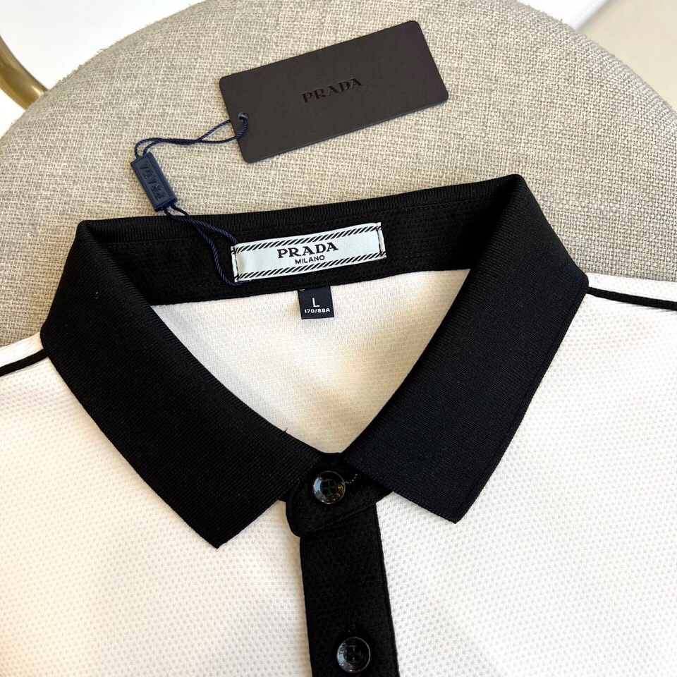 普拉达、2025春夏新款男士翻领套头短袖针织衫修身休闲T恤。定制面料、透气舒爽、经过特殊浇洗工艺处理，手