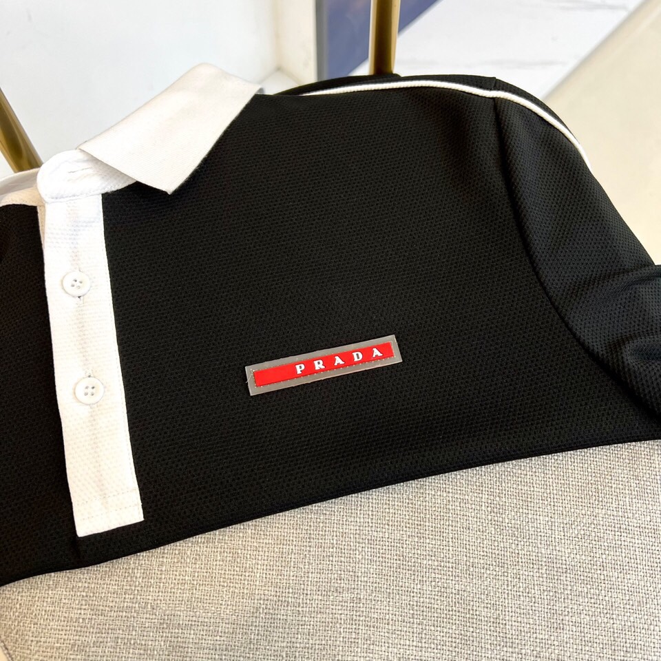 普拉达、2025春夏新款男士翻领套头短袖针织衫修身休闲T恤。定制面料、透气舒爽、经过特殊浇洗工艺处理，手