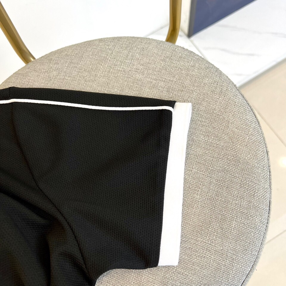 普拉达、2025春夏新款男士翻领套头短袖针织衫修身休闲T恤。定制面料、透气舒爽、经过特殊浇洗工艺处理，手