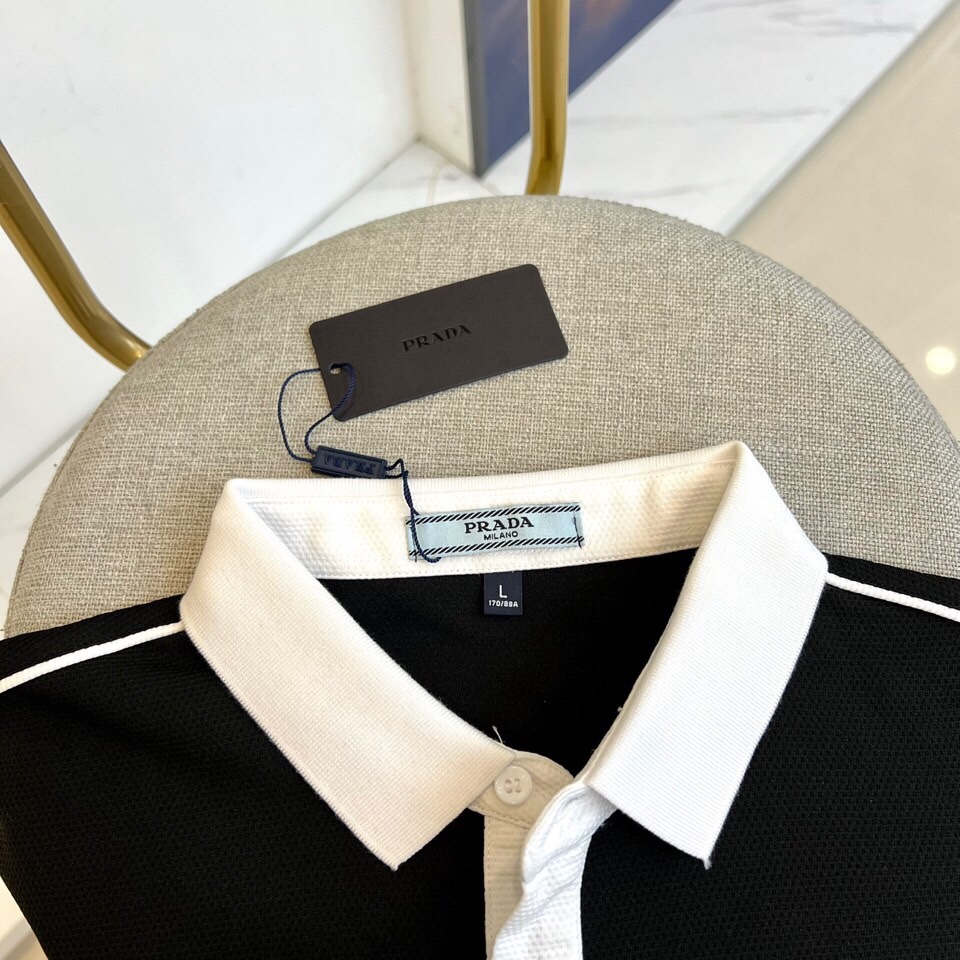 普拉达、2025春夏新款男士翻领套头短袖针织衫修身休闲T恤。定制面料、透气舒爽、经过特殊浇洗工艺处理，手