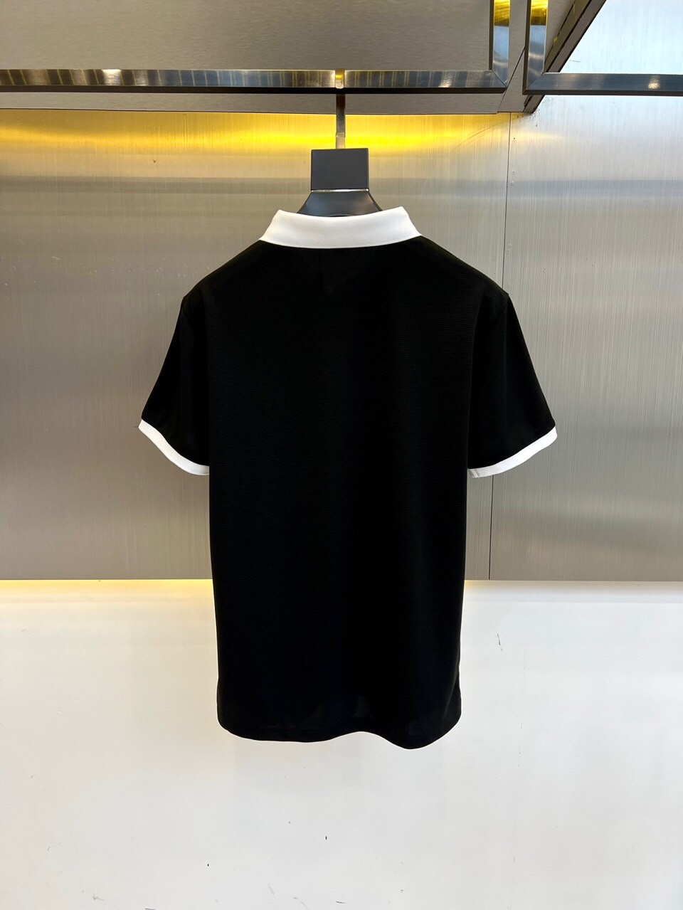 普拉达、2025春夏新款男士翻领套头短袖针织衫修身休闲T恤。定制面料、透气舒爽、经过特殊浇洗工艺处理，手