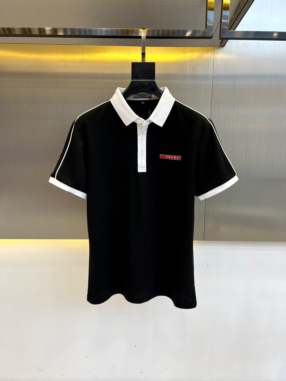 NO:512251,Prada, 2025 spring and summer new men's lapel pullover short-sleeved sweater slim casual T-shirt. Customized fabric, breathable and comfortable, and has been treated with special washing process. It has soft touch and greatly improved texture. The upper body is comfortable and breathable. It uses horizontal knitting technology, with complex production, delicate patterns and rich colors, giving the fabric superior breathability, crisp texture and full drooping. The upper body effect is handsome and stylish, and the brand's unique personality is simple. The body is cleverly lengthened, making the wearer look taller and stylish. The body is cut appropriately, not too tight or loose, perfectly fits the body lines, showing the balance of elegance and casualness. M-4XL (model 173, 143 jin upper body L size), prada, T-shirt,tees, t-shirt,alexander wang19860909普拉达、2025春夏新款男士翻领套头短袖针织衫修身休闲T恤.定制面料、透气舒爽、经过特殊浇洗工艺处理,手感柔软且质感大幅提升,上身舒适透气.采用横机针织工艺,制作复杂,花纹细腻,色彩丰富,赋予面料优越的透气性、挺括的质地和十足的垂感,上身效果帅气有型,简约中透出品牌独有的个性.巧妙拉长身形比例,令穿着者更显高挑有型.衣身裁剪得体,既不过分紧绷,也不显得松垮,完美贴合身形线条,展现优雅与随性的平衡.M-4XL（模特173,143斤上身L码）,,prada,T-shirt,tees，t-shirt,alexander wang,Men's clothing