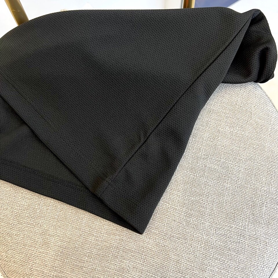 普拉达、2025春夏新款男士翻领套头短袖针织衫修身休闲T恤。定制面料、透气舒爽、经过特殊浇洗工艺处理，手