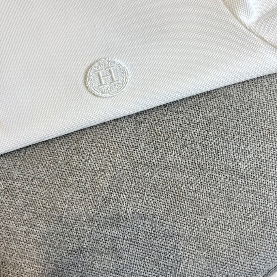 爱马仕、2025夏季新款男士翻领短袖Polo衫。选用100%海岛长绒棉因产量稀少而格外珍贵的Pima棉(