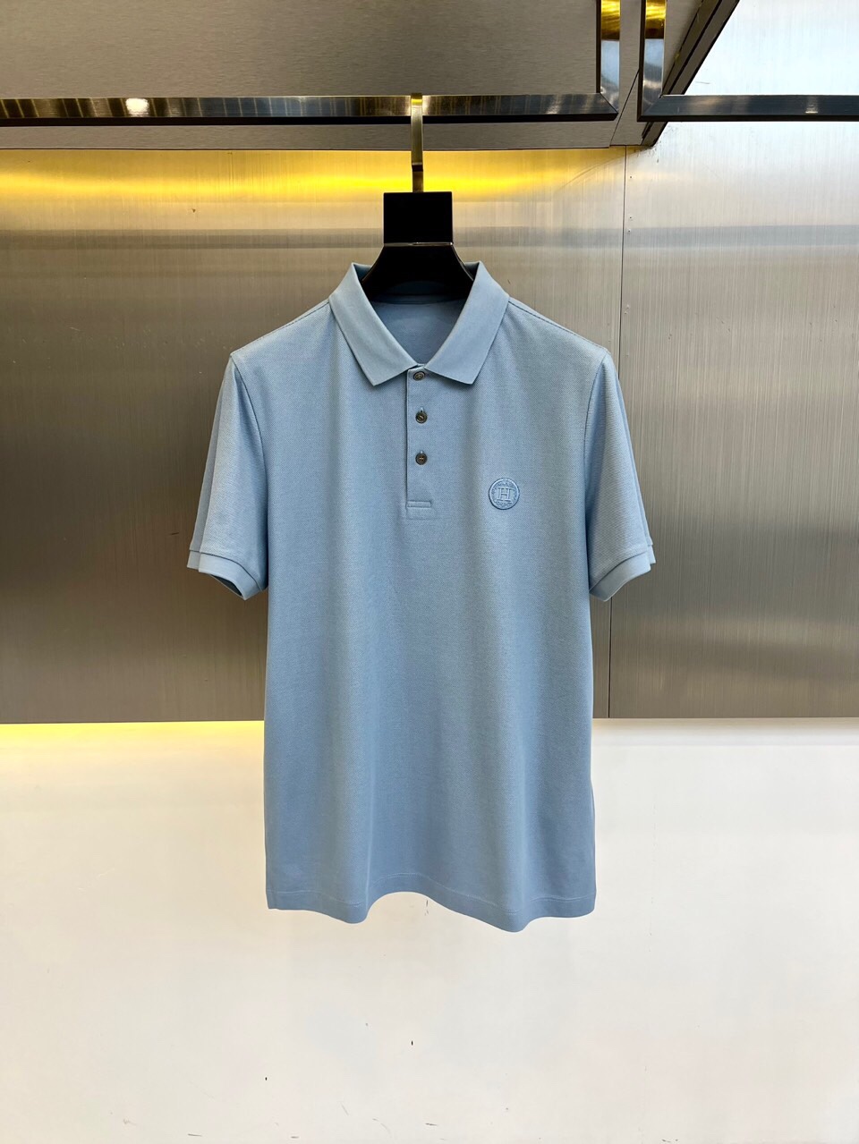爱马仕、2025夏季新款男士翻领短袖Polo衫。选用100%海岛长绒棉因产量稀少而格外珍贵的Pima棉(