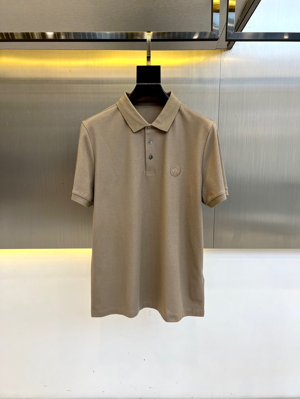爱马仕、2025夏季新款男士翻领短袖Polo衫。选用100%海岛长绒棉因产量稀少而格外珍贵的Pima棉(