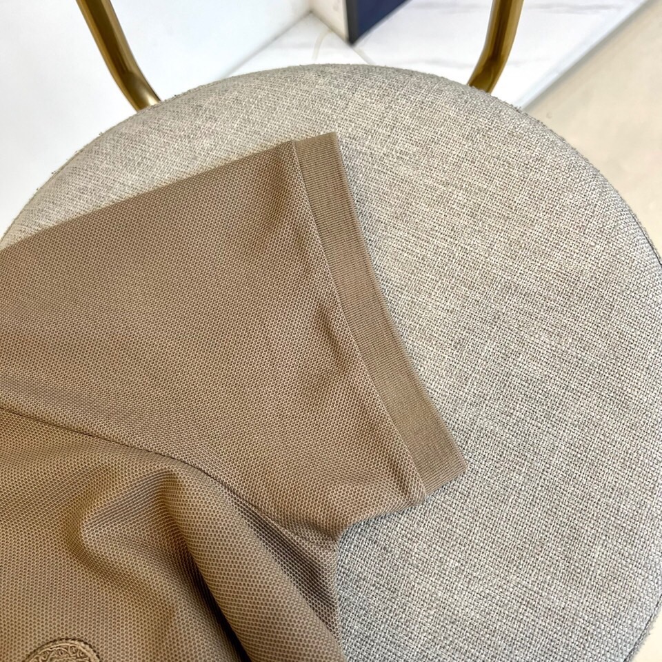 爱马仕、2025夏季新款男士翻领短袖Polo衫。选用100%海岛长绒棉因产量稀少而格外珍贵的Pima棉(