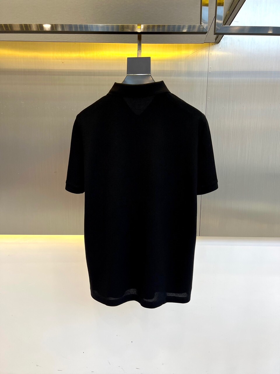 爱马仕、2025夏季新款男士翻领短袖Polo衫。选用100%海岛长绒棉因产量稀少而格外珍贵的Pima棉(