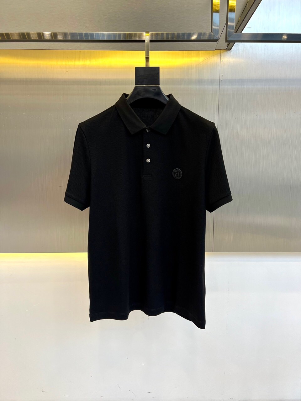 NO:512256,Hermes, 2025 summer new men's lapel short-sleeved polo shirt. Pima cotton (Pima cotton comes from the United States and is a general term for the best special lint cotton (ELS). Compared with ordinary cotton, its fiber structure has a special fiber length increase of 35 and a toughness increase of 45, which makes it silky and soft, and it is veritable. CHAO long fiber cotton belongs to the fine velvet fiber. The fabric feels delicate and fleshy, and it is also far higher than the softness, toughness and gloss of the skeleton. The cotton has a tight and crisp texture, and is strong and stylish. It is tough, elastic and durable. It is the highest quality mark of cotton fabrics and textiles. Honeycomb bead texture Breathable and dry, mesh floor weaving, soft and not easy to deform, rich and gentle texture, three-dimensional hollow and breathable, and the upper body is not stuffy. Bright contrasting rib elements. Fashionable and age-reducing open your summer appearance. Contrasting striped rib elements show elegant sports aesthetics. The collar and cuffs echo, break the silent unique creative stripes, show fashion charm, and continue the characteristics of POLO shirts that are both business and casual, with high-quality and versatile details and textures. They can be matched with various trousers (casual pants, jeans, shorts) and have both fashionable and practical wear! 48-56 (model 173, 143 catties upper body size 50), hermes, shorts, jeans, T-shirt, alexander wang19860909爱马仕、2025夏季新款男士翻领短袖polo衫.选用海岛长绒棉因产量稀少而格外珍贵的Pima棉(皮马棉来自美国,是极品特长绒棉(ELS)的统称与一般棉花相比,它的纤维结构更加特殊纤维长度提升35、韧度提升45,这造就了它丝滑柔软,名副其实的“棉中贵族”.属于细绒纤维中的CHAO长纤维棉,面料手感细腻有肉感,Q弹又不失骨架柔软度、强韧性和光泽度上也远高于同期品质的棉花质地紧密挺括有型,坚韧有弹性持久耐用是棉织品和纺织品的zui高品质标志.蜂窝珠地肌理 透气干爽,网眼珠地面料织法,软糯、不易变形,肌理丰富温柔触感,立体中空透气,上身不闷热.亮眼撞色罗纹元素 时髦减龄开启你的夏季逆天颜值,撞色条纹罗纹元素彰显优雅运动美学,领部与袖口相呼应,打破沉寂獨特创意条纹,尽显时尚魅力,延续POLO衫商务与休闲兼具的特性高笈百搭,细节质感十足 可与各式裤装(休闲裤、牛仔裤、短裤)搭配兼具时髦感与实穿性！48-56（模特173,143斤上身50码）,,hermes,shorts,jeans,T-shirt,alexander wang,Men's clothing