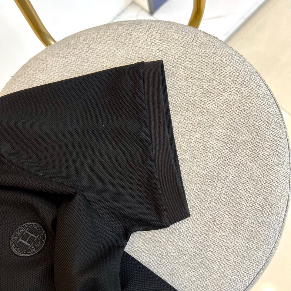 爱马仕、2025夏季新款男士翻领短袖Polo衫。选用100%海岛长绒棉因产量稀少而格外珍贵的Pima棉(