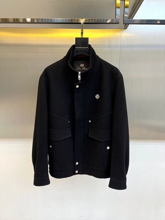 NO:512264,LP, 2025 autumn and winter heavy recommendations, old-fashioned style simple and fashionable style, high-end fabric, tensile content up to 18, fashionable stand collar, excellent style, ready-to-wear is crisp and stylish, high-end color matching, full of luxury, excellent upper body effect, and men with quality requirements must-have in autumn and winter. 48-56 (model 173-140 catties upper body 50 sizes),,loro piano,alexander wang19860909LP、2025年秋冬重磅推荐款、老钱风简约时尚款、高定面料、天丝含量高达18,时尚立领、绝佳版型、成衣挺括有型、高级配色、尽显奢华、上身效果绝佳、对品质有要求的男士秋冬必备.48-56（模特173-140斤上身50码）,,loro piana,alexander wang,Men's clothing