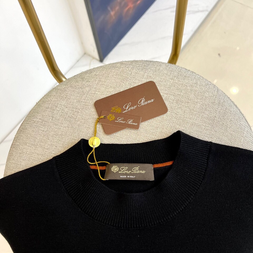 lP🆕、25FW/新品圆领套头羊毛衫，定制抗起球精细绵羊毛，腈纶29.3%聚酯纤维27.1%莱赛尔纤维2