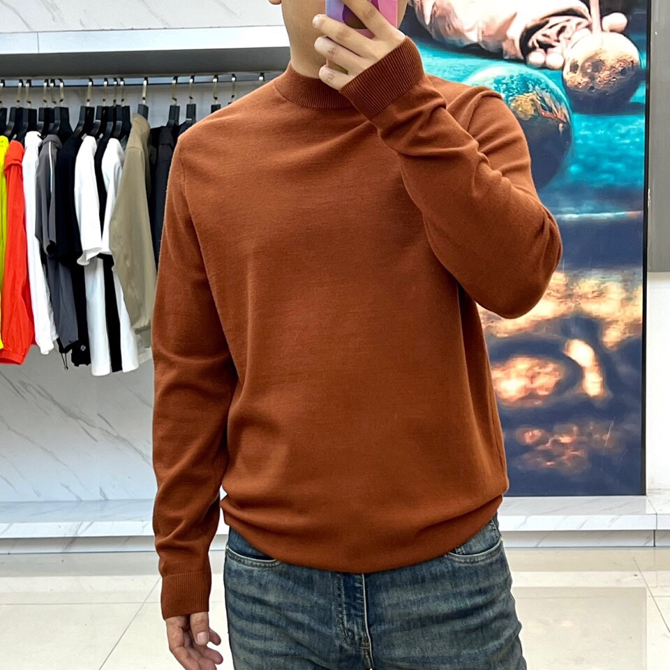 lP🆕、25FW/新品圆领套头羊毛衫，定制抗起球精细绵羊毛，腈纶29.3%聚酯纤维27.1%莱赛尔纤维2