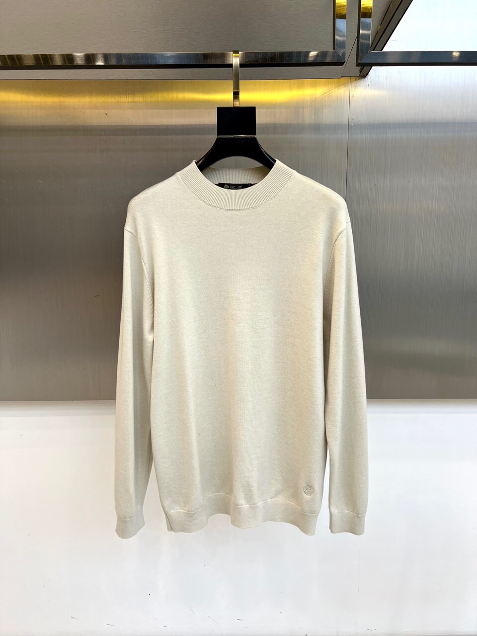 NO:512232,LP, 25FW/new round neck pullover sweater, customized anti-pilling fine wool, acrylic 29.3 polyester fiber 27.1 lycel fiber 21.8 nylon 17.0 wool 4.8, top German machine integrated yarn woven, 16-needle ultra-fine craftsmanship, high density, soft and delicate, comfortable, skin-friendly and without thorns, completely close to the body, excellent warmth coefficient, excellent elasticity gives more space for wear!  The classic labeled embroidered logo element on the back is quite elegant and fashionable in visual sense, full of savoring and excellent upper body effect!  48-56 (model 173, 140 catties upper body 50 sizes), loro piana, alexander wang19860909LP、25FW/新品圆领套头羊毛衫,定制抗起球精细绵羊毛,腈纶29.3 聚酯纤维27.1莱赛尔纤维21.8锦纶17.0绵羊毛4.8,顶级德国机器一体织纱定织,16针超精细工艺,高密度且软糯细腻,舒适度不言而喻,亲肤无扎刺感,完全可贴身穿着,保暖系数优越,优良的弹性给予更多的穿搭空间！背部经典标签化的绣标LOGO元素,视觉相当雅致时髦,细品韵味十足,上身效果绝佳！48-56（模特173,140斤上身50码）,,loro piana,alexander wang,Men's clothing