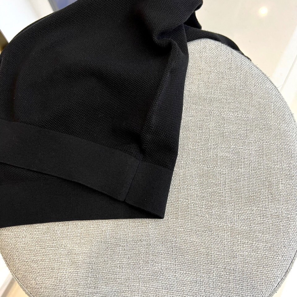 Zegna杰尼亚、2025秋冬新款简约商务休闲无扣翻领长袖男士针织POLO衫。海鸥领的设计理念打破传统固