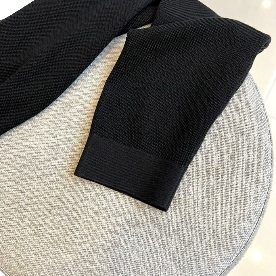 Zegna杰尼亚、2025秋冬新款简约商务休闲无扣翻领长袖男士针织POLO衫。海鸥领的设计理念打破传统固