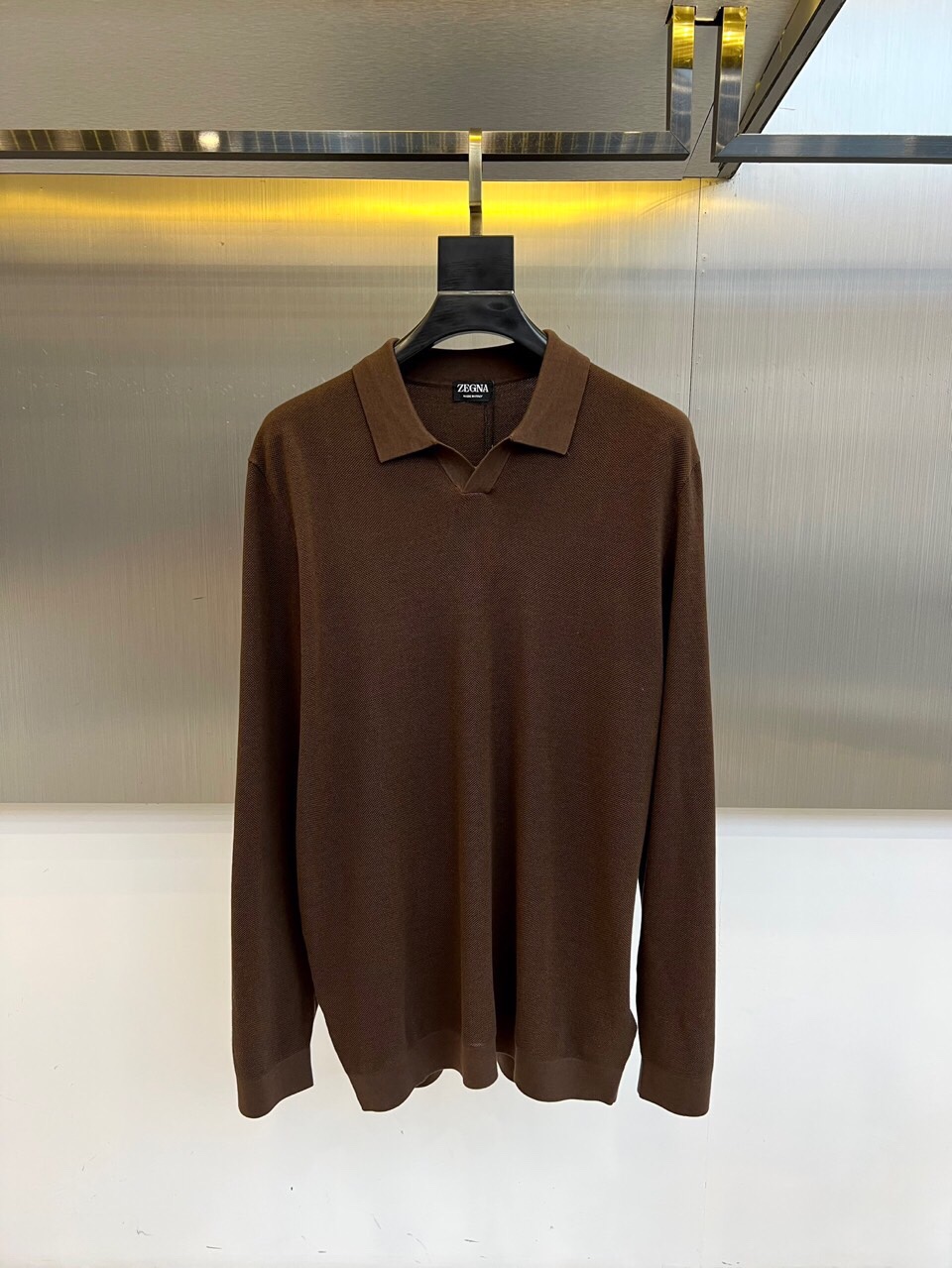 Zegna杰尼亚、2025秋冬新款简约商务休闲无扣翻领长袖男士针织POLO衫。海鸥领的设计理念打破传统固