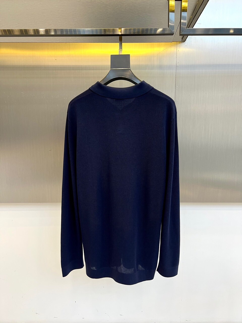 Zegna杰尼亚、2025秋冬新款简约商务休闲无扣翻领长袖男士针织POLO衫。海鸥领的设计理念打破传统固