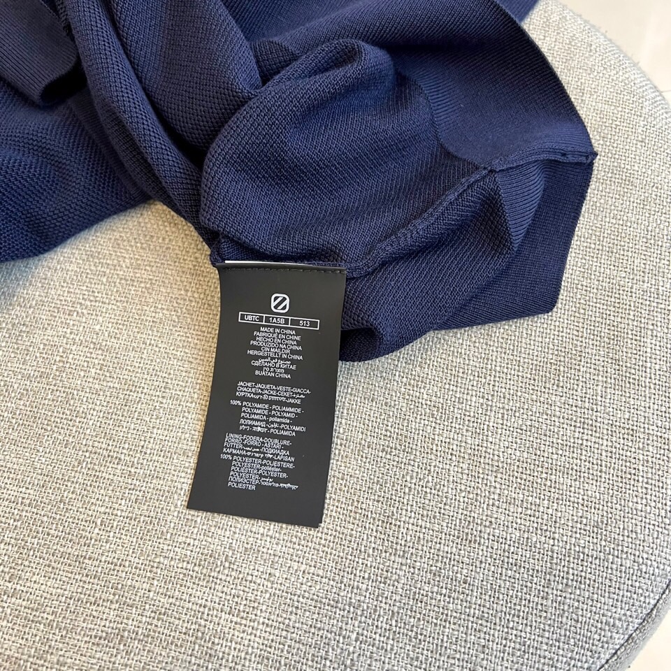 Zegna杰尼亚、2025秋冬新款简约商务休闲无扣翻领长袖男士针织POLO衫。海鸥领的设计理念打破传统固