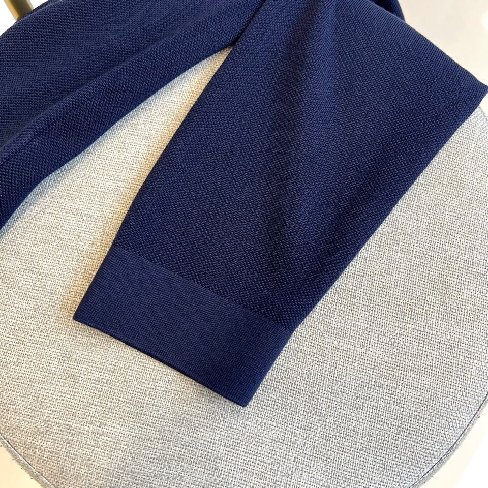 Zegna杰尼亚、2025秋冬新款简约商务休闲无扣翻领长袖男士针织POLO衫。海鸥领的设计理念打破传统固